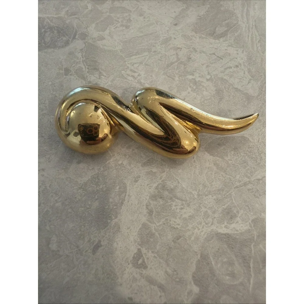 1980S Gold Tone Vintage Brooch with an abstract modernist swirl shape